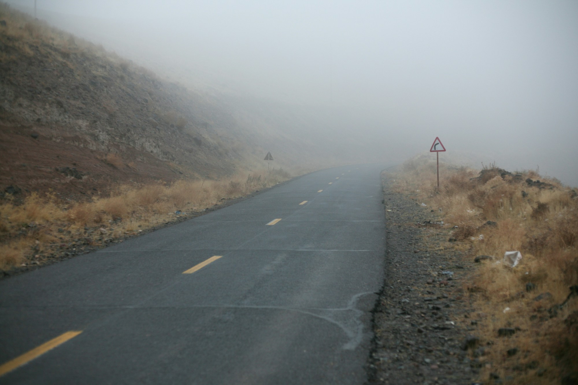 延伸进薄雾的道路